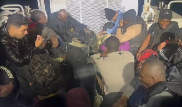 İzmir'de 19 düzensiz göçmen yakalandı, 11 göçmen kurtarıldı