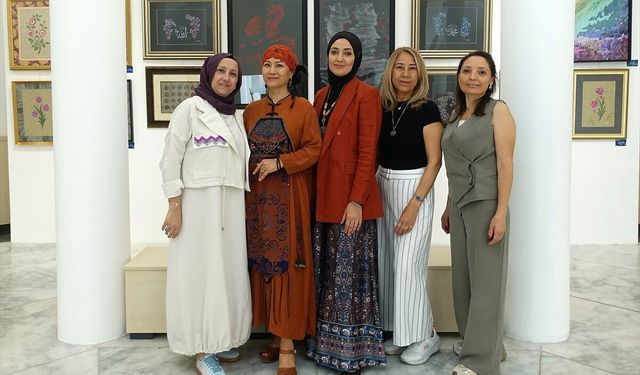 İzmir'de farklı tekniklerin kullanıldığı ebru sergisi açıldı