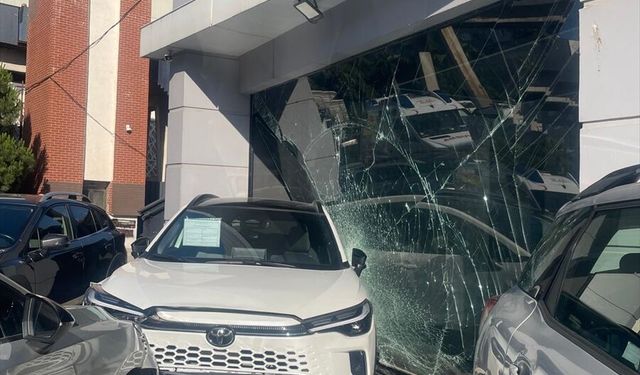 İzmir'de tırın çarptığı otomobilin galeriye savrulduğu kaza hasara neden oldu