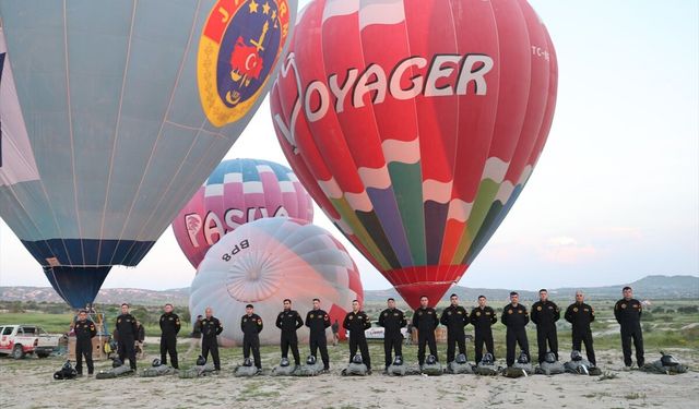 Kapadokya'da JÖAK paraşüt timi sıcak hava balonundan atladı