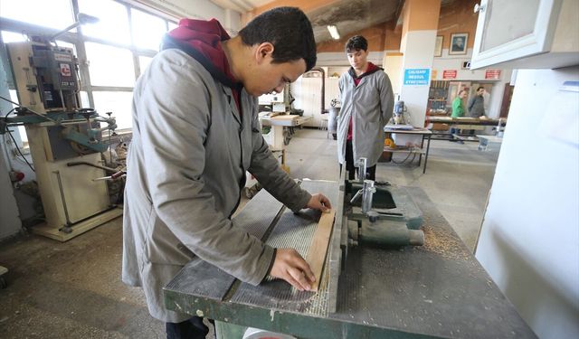 Karabük'te meslek lisesinin ekipmanları 15 milyon 200 bin liralık hibeyle yenileniyor