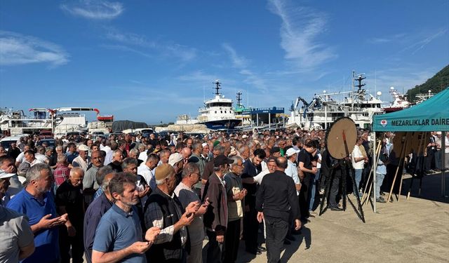 Karadeniz'de balıkçı teknesine saldırıda ölen kişinin cenazesi defnedildi