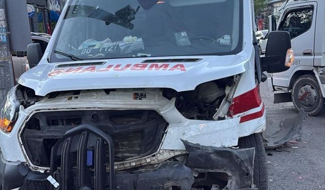Kars'ta ambulans ile otomobilin çarpışması sonucu 3'ü sağlık çalışanı 4 kişi yaralandı