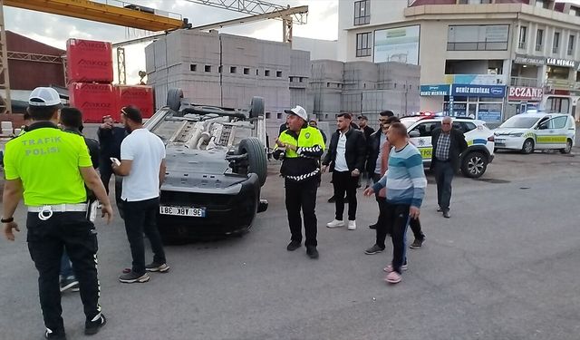 Kars'ta iki hafif ticari araç çarpıştı, 3'ü çocuk 9 kişi yaralandı