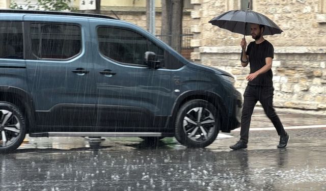 Kırklareli'nde gök gürültülü sağanak etkili oluyor