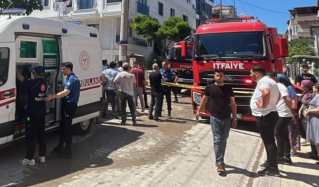 Kocaeli'de apartman dairesinde çıkan yangında anne ve 2 çocuğu dumandan etkilendi