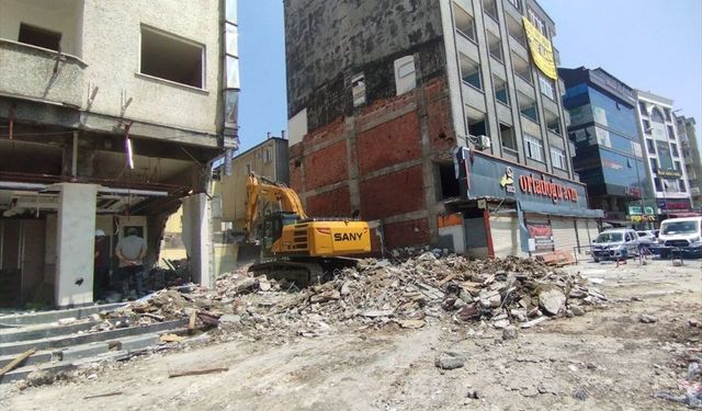 Kocaeli'de çöken binanın etrafındaki apartmanların yıkımına başlandı
