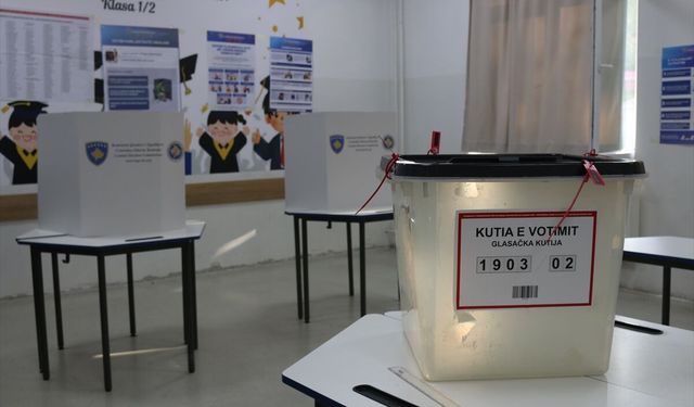 Kosova'da düzenlenen erken genel seçimlerde oy kullanma işlemi başladı