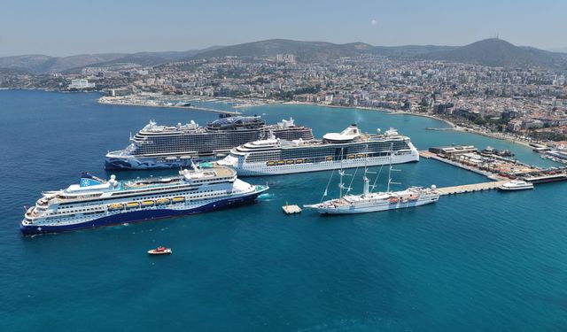 Kuşadası'na 4 kruvaziyerle 8 bin turist geldi