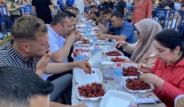 Manisa'da 5 dakikada 1 kilo 486 gram kiraz yiyen yarışmacı birinci oldu