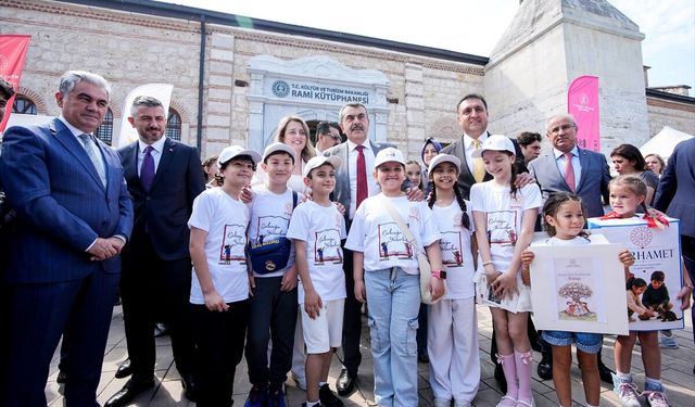 Milli Eğitim Bakanı Tekin 'Geleceğin Yazarları İstanbul Fuarı'nı gezdi