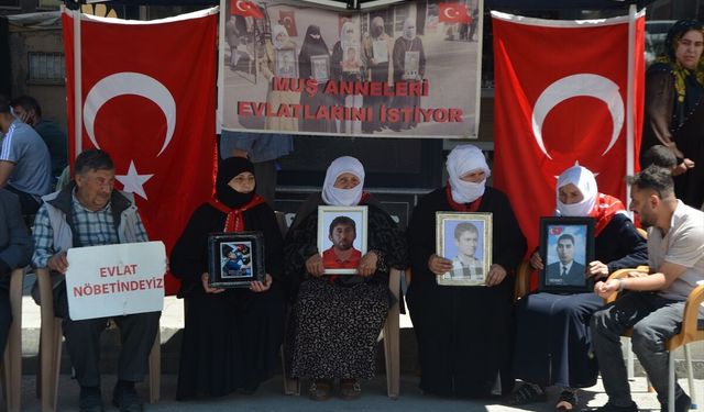 Muş'ta evlatlarına kavuşmak isteyen aileler, DEM Parti önündeki eylemlerini sürdürdü
