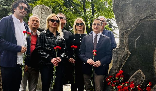 Nazım Hikmet Ran, ölümünün 63. yılında Moskova'daki mezarı başında anıldı