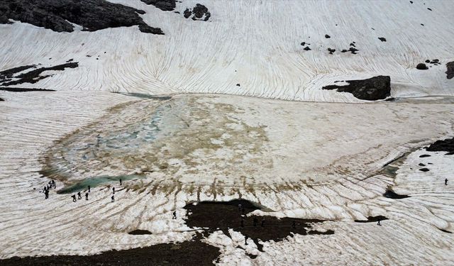 Niğde'de doğa tutkunları yüzeyi buz tutan Karagöl ve Çinili Göl'ü inceledi
