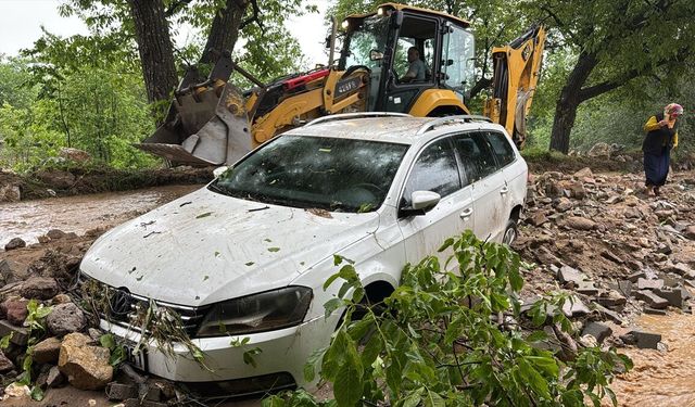 Niğde'de etkili olan yağışın ardından 3 araç sele kapıldı