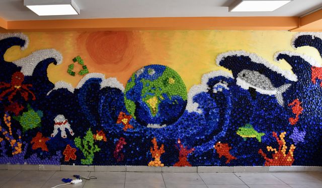 Öğrenciler 50 bin plastik kapağı sanat eserine dönüştürdü