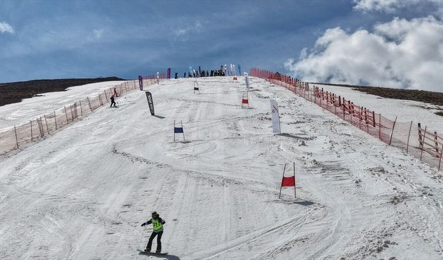 Palandöken'in zirvesinde haziran ayında 'babalar' kayak yaptı