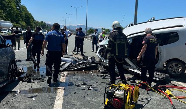 Rize'de üç aracın karıştığı trafik kazasında 2 kişi öldü, 3 kişi yaralandı