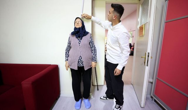 Sağlık taraması yaptıkları huzurevinde şarkılarla gönülleri fethediyorlar