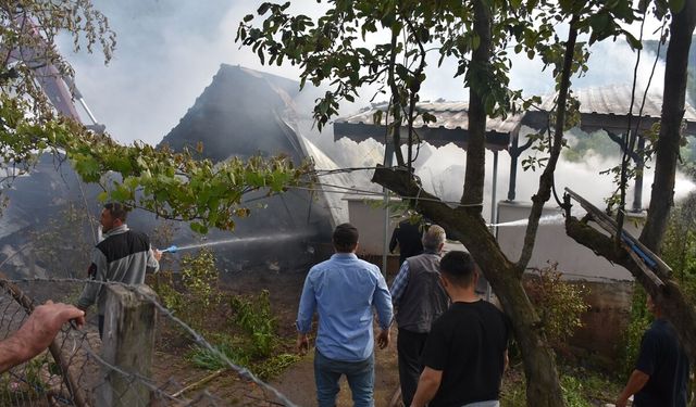 Sakarya'da 2 katlı ev yangında kullanılamaz hale geldi