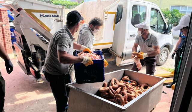 Sakarya'da yaklaşık 1 ton bozuk sucuk imha edildi