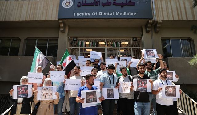 Şam Üniversitesi öğrencileri, Esed rejimi döneminde zorla kaybedilen doktor Raniya el-Abbasi'yi anmak için toplandı
