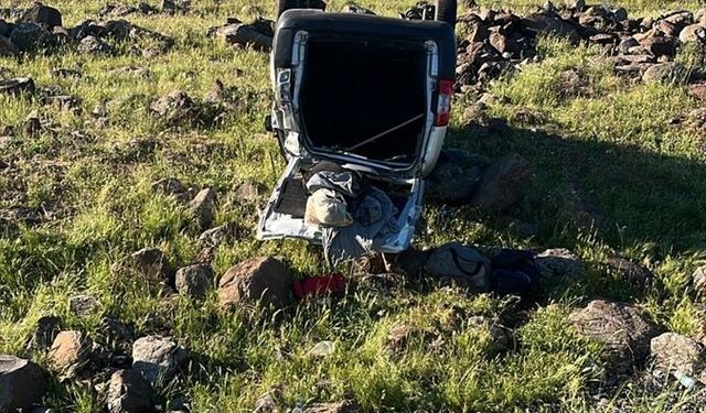 Şanlıurfa'da şarampole devrilen hafif ticari araçtaki 3 kişi yaralandı