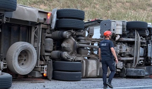 Siirt'te devrilen briket yüklü tırın sürücüsü yaralandı