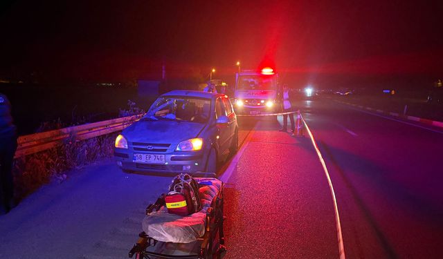 Sivas'ta iki otomobilin çarpıştığı kazada 1 kişi öldü, 3 kişi yaralandı