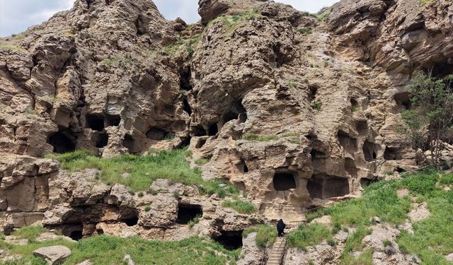Sivas'ta yaklaşık 3 bin 200 yıllık 'mağara apartmanları' dikkati çekiyor