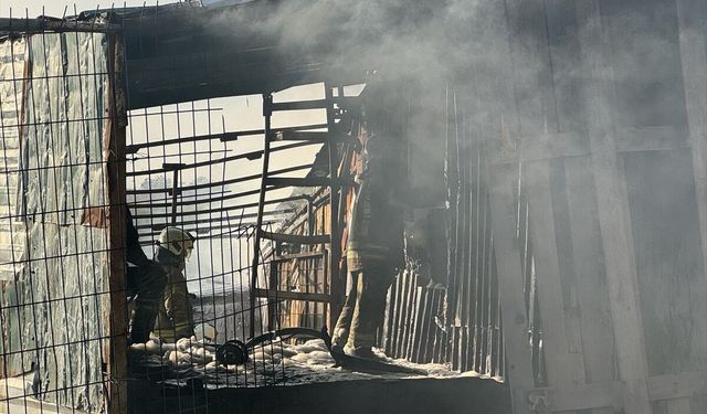 Sultangazi'de plastik eşya deposunda çıkan yangın söndürüldü