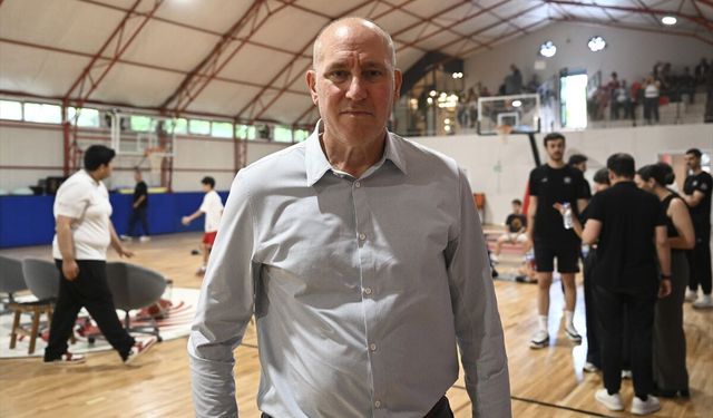 TBF Başkan Vekili Erdenay ile Litvanyalı eski basketbolcu Milaknis gençlerle buluştu
