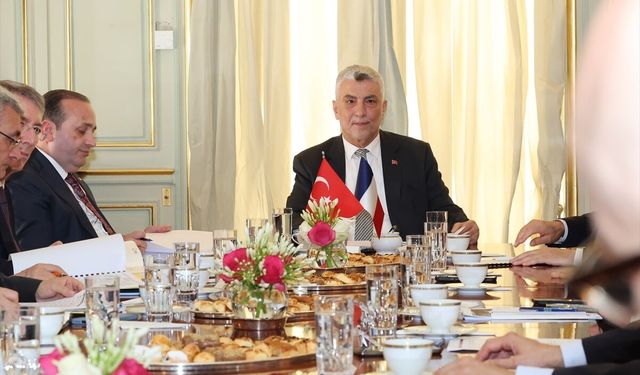 Ticaret Bakanı Bolat, Paris'te Fransız iş dünyası temsilcileriyle bir araya geldi: