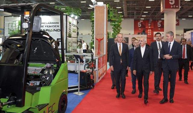 Ulaştırma ve Altyapı Bakanı Uraloğlu, KOMATEK 2026'yı ziyaret etti