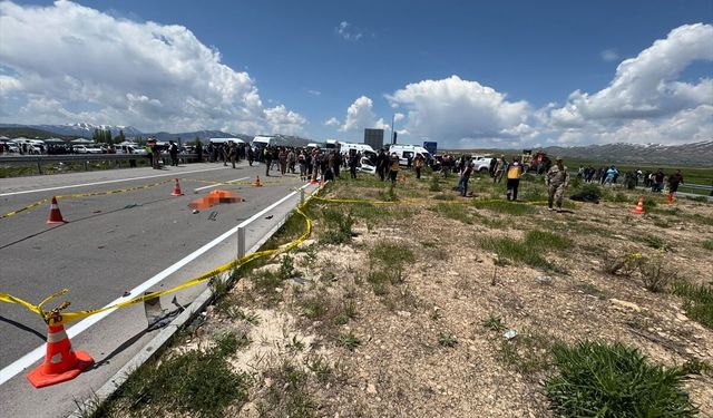 Van'da pikap ile hafif ticari aracın çarpıştığı kazada 4 kişi öldü, 2 kişi yaralandı