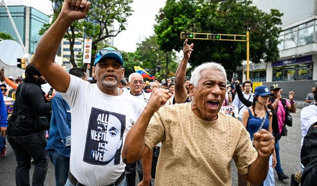 Venezuela'da onlarca kişi ABD Büyükelçiliğine yürüyerek 'özgür seçim' talep etti