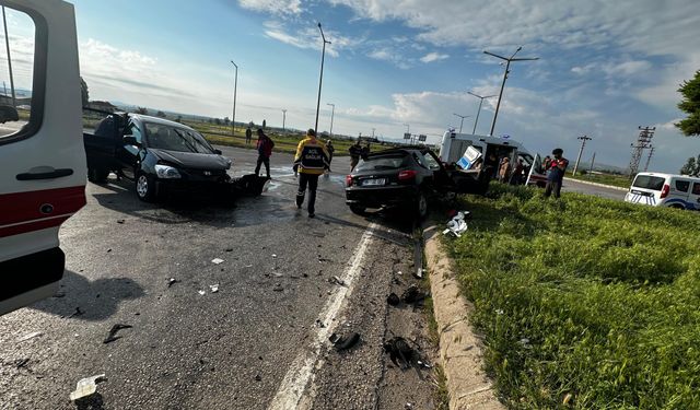 Yozgat'ta iki otomobilin çarpıştığı kazada 7 kişi yaralandı