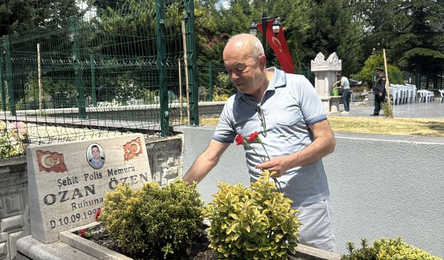 15 Temmuz şehidi polis Ozan Özen, Bolu'da mezarı başında anıldı