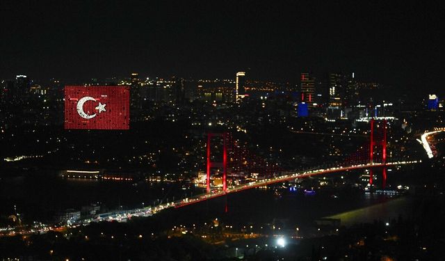 15 Temmuz Şehitler Köprüsü semalarında dronlarla ışık gösterisi yapıldı