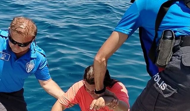Aydın'da yüzerken farkında olmadan 2 mil uzağa açılan kadın kurtarıldı