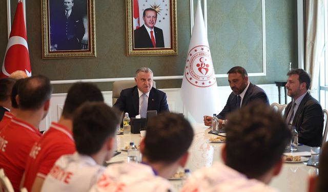 Bakan Bak, TVF Spor Lisesi Erkek Voleybol Takımı'nı kutladı