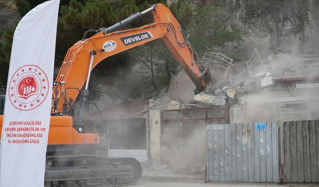 Çorum'da 7 bin yıllık Kandiber Kalesi'nin çevresinde yıkım çalışmaları başladı