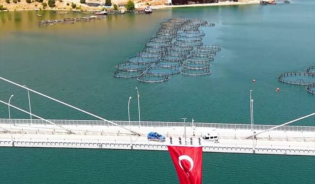 Elazığ'da 15 Temmuz şehidinin adını taşıyan köprüye dev Türk bayrağı asıldı