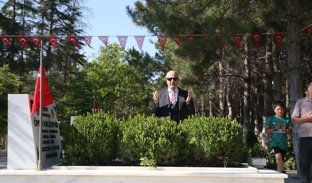 Emekli Korgeneral Zekai Aksakallı, şehit Ömer Halisdemir'in mezarını ziyaret etti: