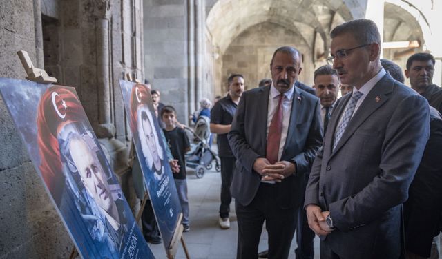Erzurum'da 15 Temmuz fotoğraf sergisi tarihi Çifte Minareli Medrese'de açıldı