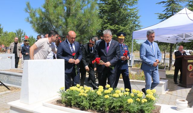 Eskişehir'de 15 Temmuz şehidi polis Fatih Dalgıç kabri başında anıldı