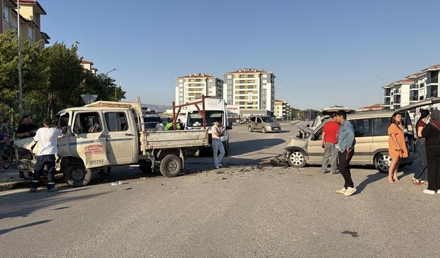 Eskişehir'de kamyonetle hafif ticari aracın çarpıştığı kazada 3 kişi yaralandı