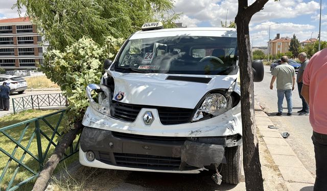 Eskişehir'de minibüsle otomobilin çarpıştığı kazada 8 kişi yaralandı