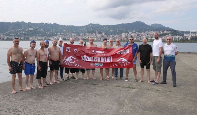 Karadeniz'de 15 Temmuz şehitleri için kulaç attılar