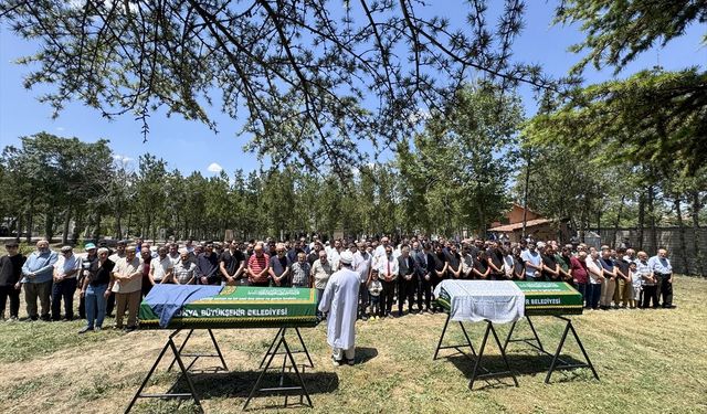 Konya'da kazada yaşamını yitiren anne ve kızının cenazesi defnedildi